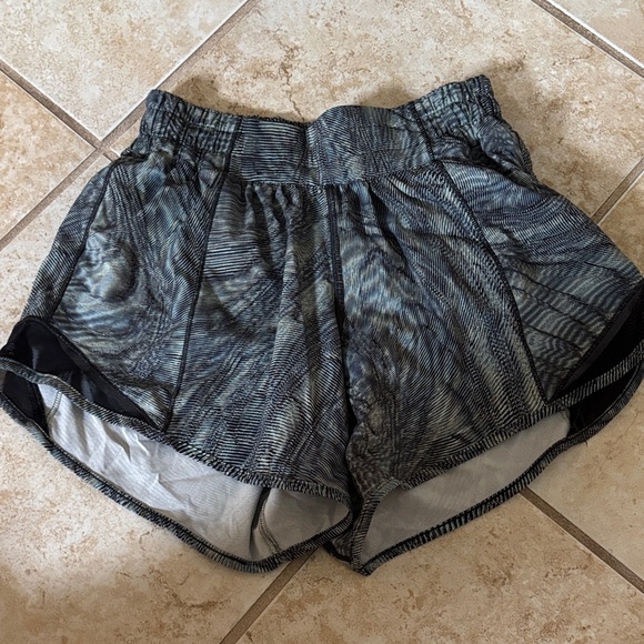 Lululemon Sz 2 tall tracker Shorts - lined - Picture 1 of 4